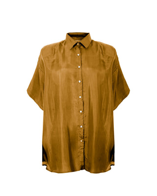 Camisa de seda de manga corta Andrea de Sedas Nai Nai, mostrando el diseño elegante y la textura suave de la tela.