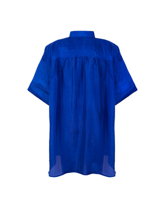 Camisa de seda de manga corta Andrea de Sedas Nai Nai, mostrando el diseño elegante y tejido suave en color claro.
