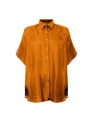 Camisa de seda manga corta Andrea en color amarillo curcuma, vista frontal, estilo elegante y tejido suave de Sedas Nai Nai.