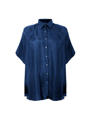 Camisa de seda manga corta Andrea en color azul marino de Sedas Nai Nai, estilo elegante y cómodo para ocasiones casuales.