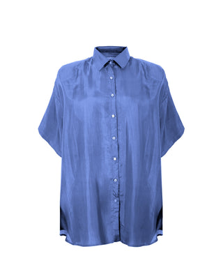 Camisa de seda de manga corta Andrea en color azul, de la marca Sedas Nai Nai, vista en un paquete con vela y talla única.