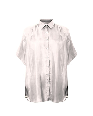Camisa de seda manga corta Andrea de Sedas Nai Nai en color mantequilla, talla única, con detalles suaves y elegantes.