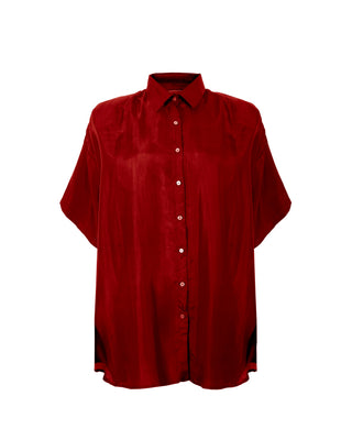 Camisa de seda con manga corta Andrea de Sedas Nai Nai en color rojo oscuro, talla única, vista frontal en imagen.