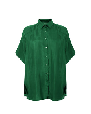 Camisa de seda de manga corta Andrea de Sedas Nai Nai en color verde, vista frontal sobre fondo neutro.