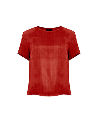 Polera de seda manga corta Old Style en tonos fuego, de Sedas Nai Nai, en color rojo oscuro, mostrada en la imagen.